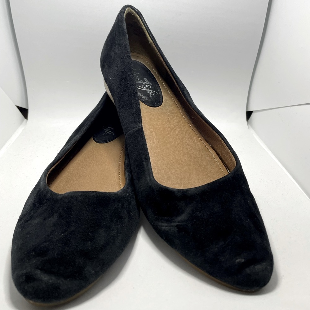 Size 9 Vintage flats with small heel.